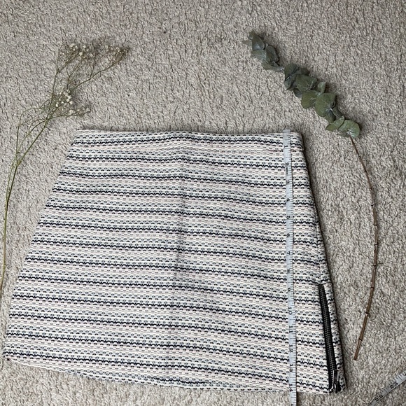 Topshop Mini Skirt ๐ป| Size 4 - Picture 6 of 8